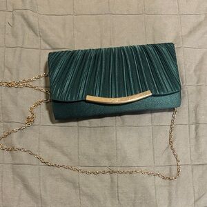 Elegant Green Clutch with Gold Chain